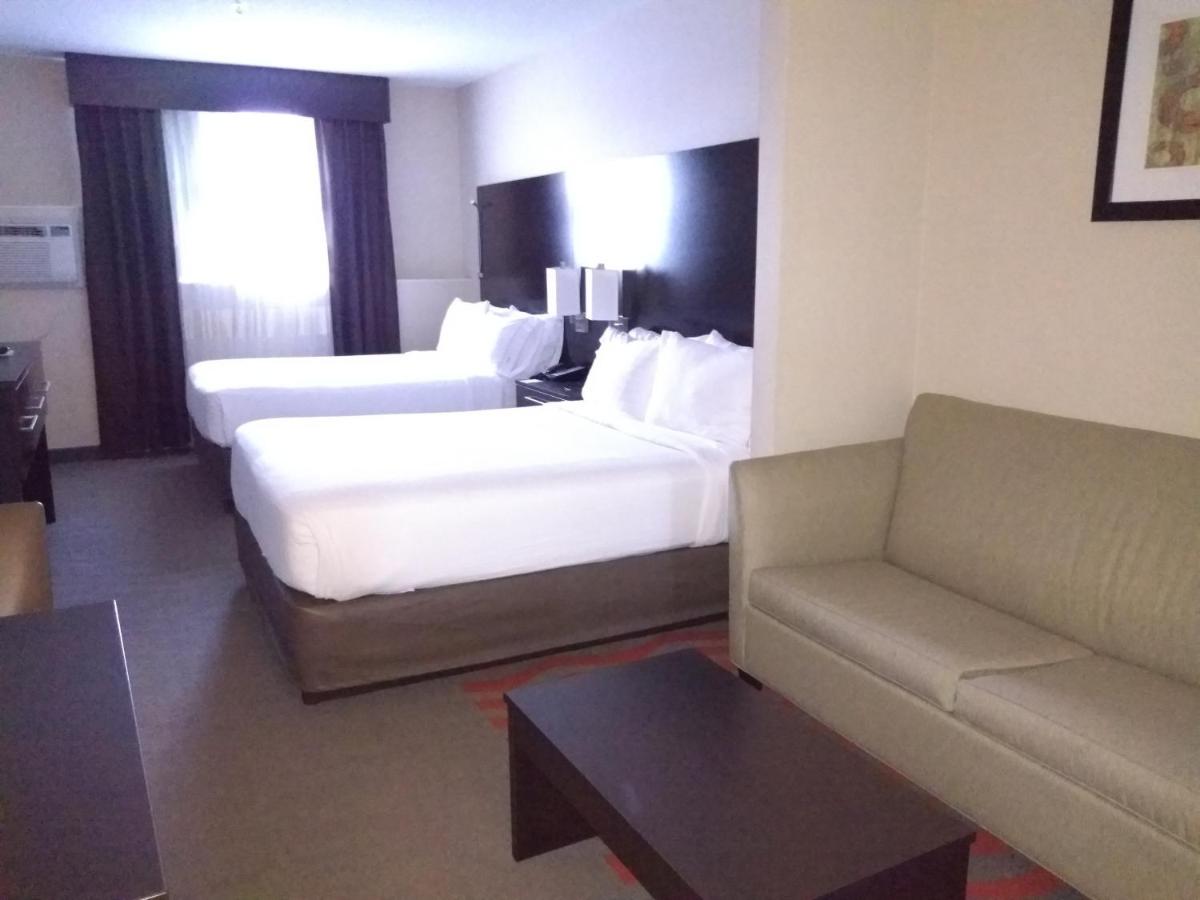 2 Queen Suite with Sofa Bed at Holiday Inn Express Hotel & Suites Waterford by IHG