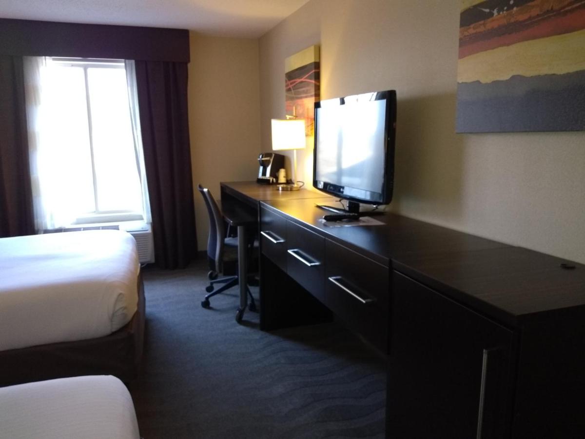 Queen Room with Two Queen Beds at Holiday Inn Express Hotel & Suites Waterford by IHG