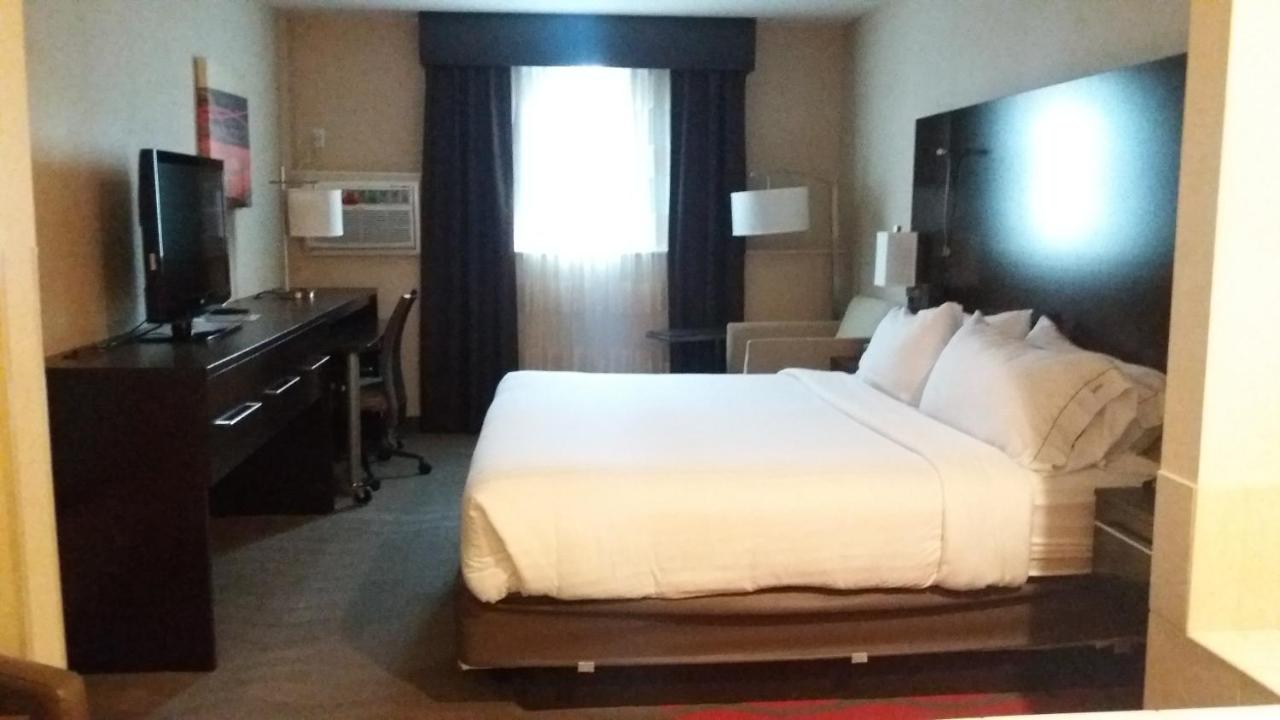 King Suite with Whirlpool at Holiday Inn Express Hotel & Suites Waterford by IHG