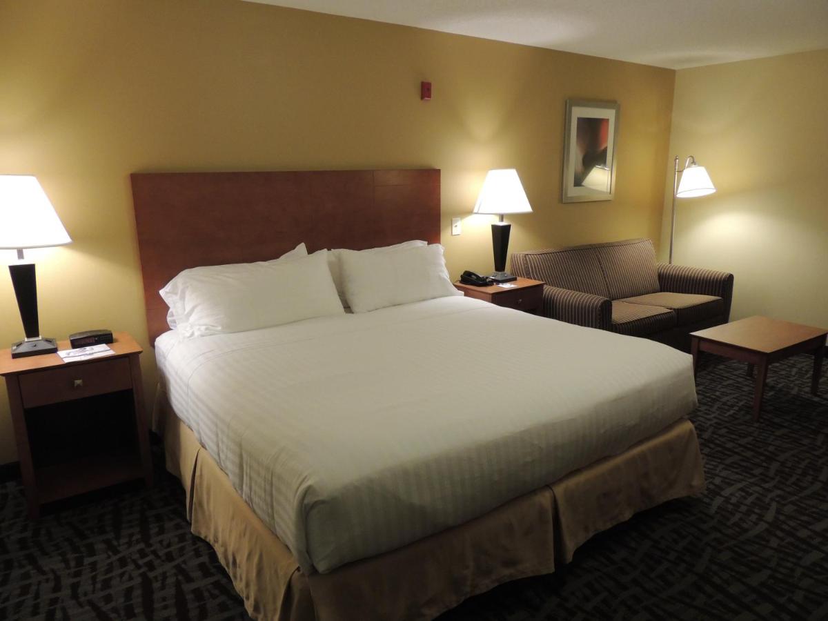 King Room at Holiday Inn Express & Suites Birmingham Trussville by IHG