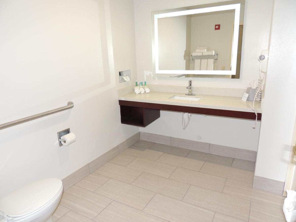 King Room - Disability Access at Holiday Inn Express & Suites Birmingham Trussville by IHG