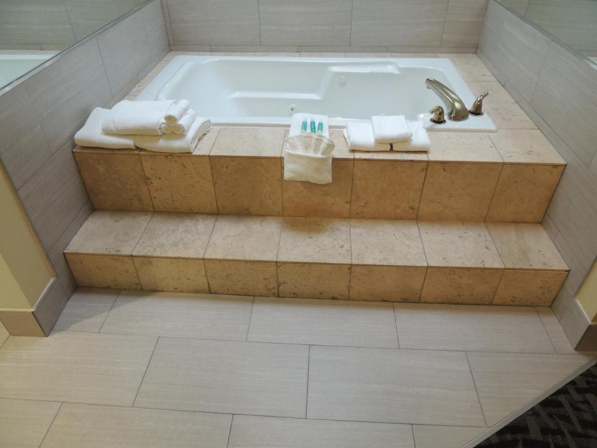 Presidential Suite at Holiday Inn Express & Suites Birmingham Trussville by IHG