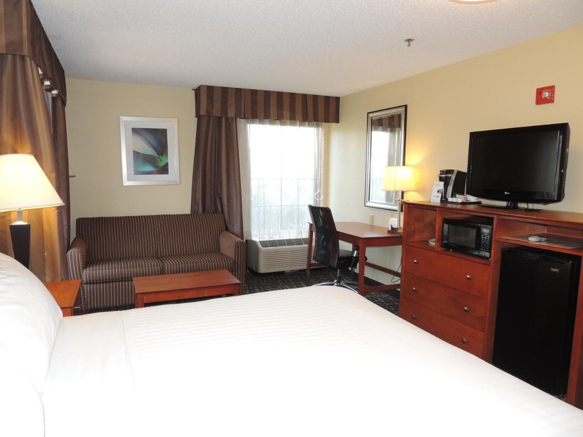 King Room at Holiday Inn Express & Suites Birmingham Trussville by IHG