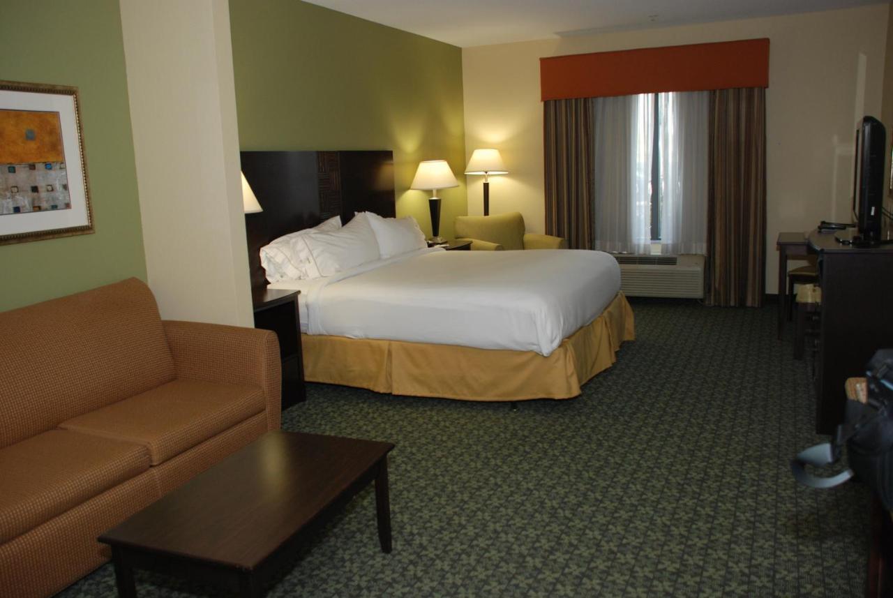 Suite - Mobility Access Roll in Shower/Non-Smoking at Holiday Inn Express & Suites Covington by IHG