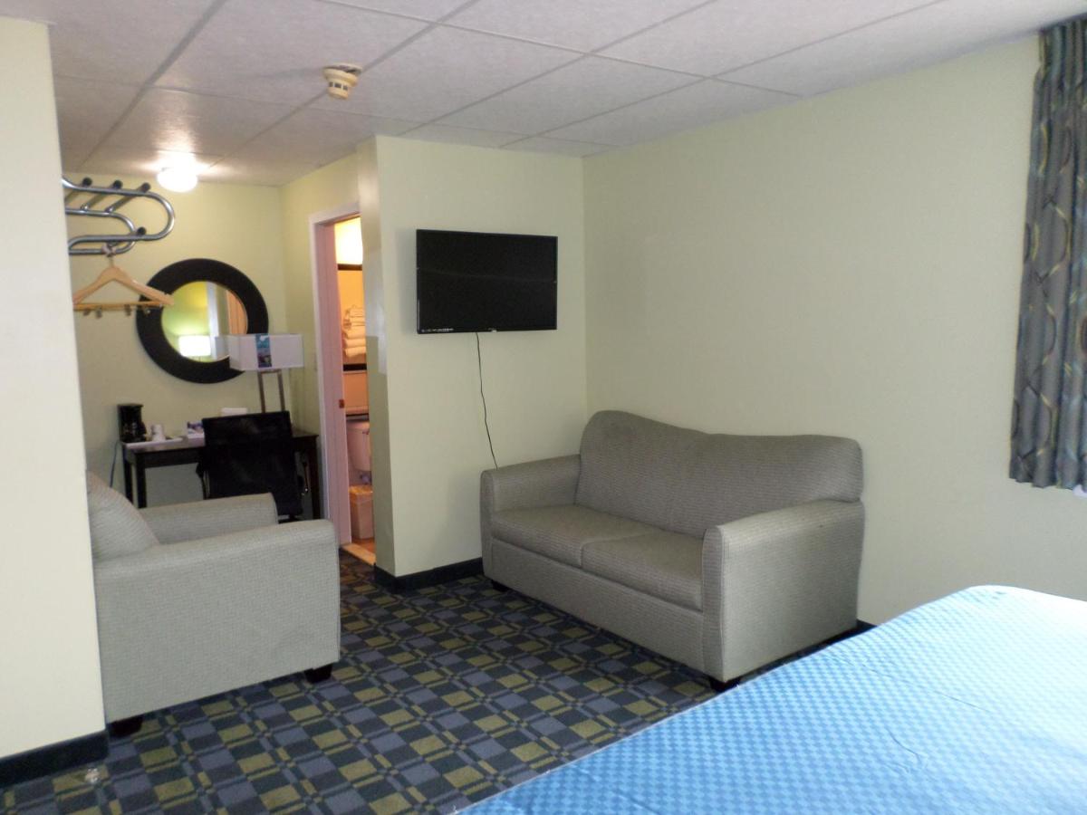 King Suite - Non-Smoking at Travelodge by Wyndham Cleveland Lakewood