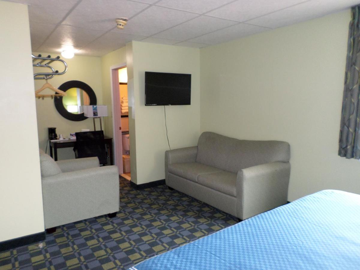 King Suite - Non-Smoking at Travelodge by Wyndham Cleveland Lakewood