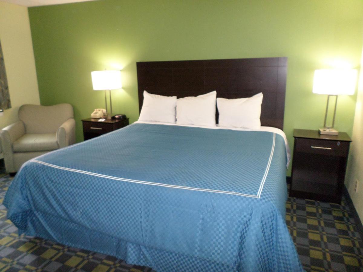 King Room - Non-Smoking at Travelodge by Wyndham Cleveland Lakewood