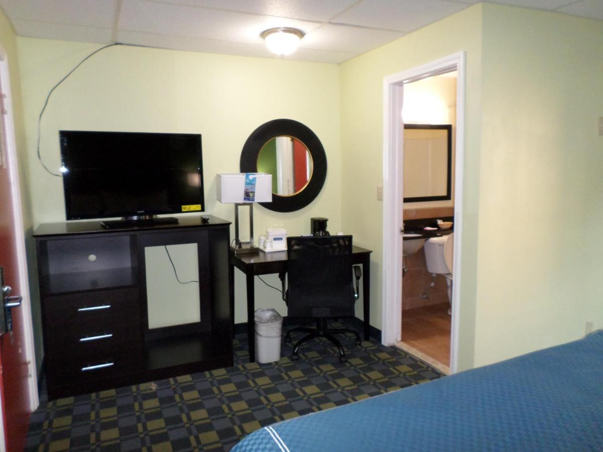 King Room - Non-Smoking at Travelodge by Wyndham Cleveland Lakewood