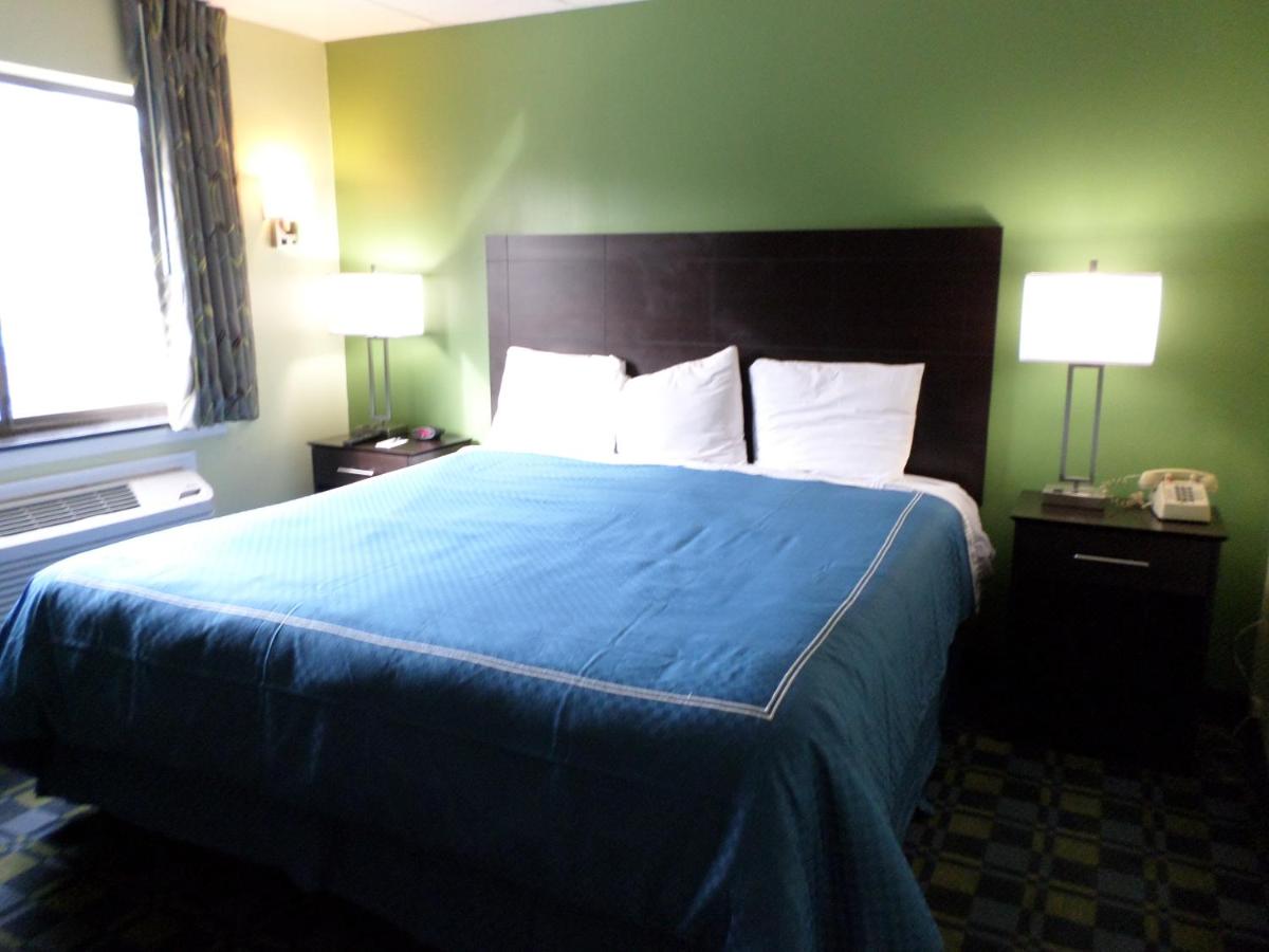 King Suite - Non-Smoking at Travelodge by Wyndham Cleveland Lakewood