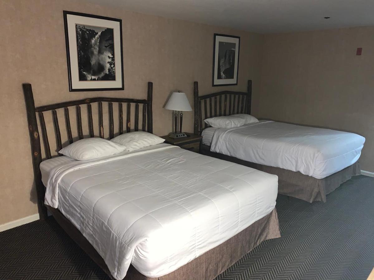 Queen Room with Two Queen Beds at Yosemite View Lodge