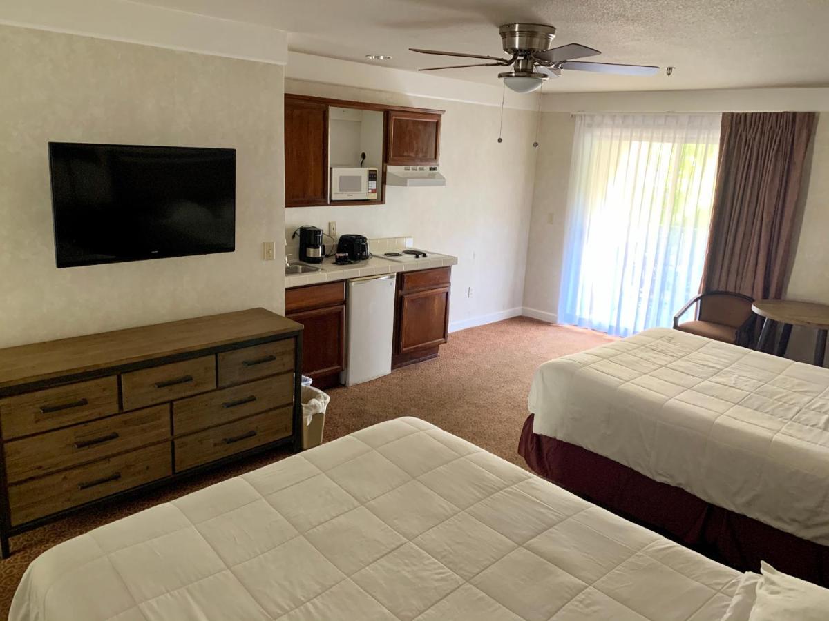 Queen Room with Two Queen Beds with Mountain View at Yosemite View Lodge