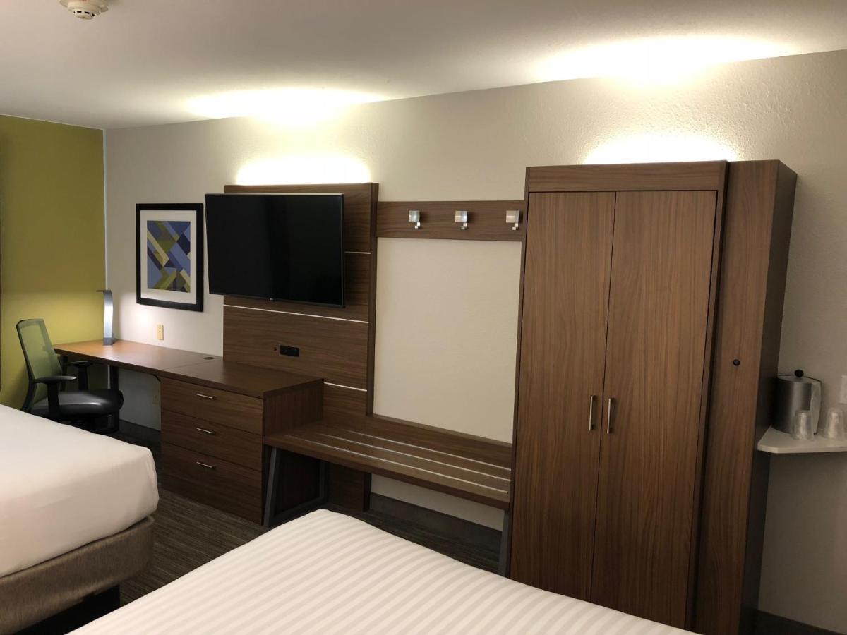 Queen Room with Two Queen Beds at Holiday Inn Express Arlington by IHG
