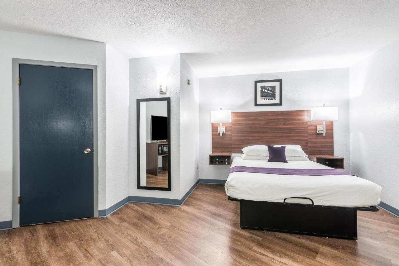 Standard Queen Room - Disability Access - Non-Smoking at Americas Best Value Inn Searcy