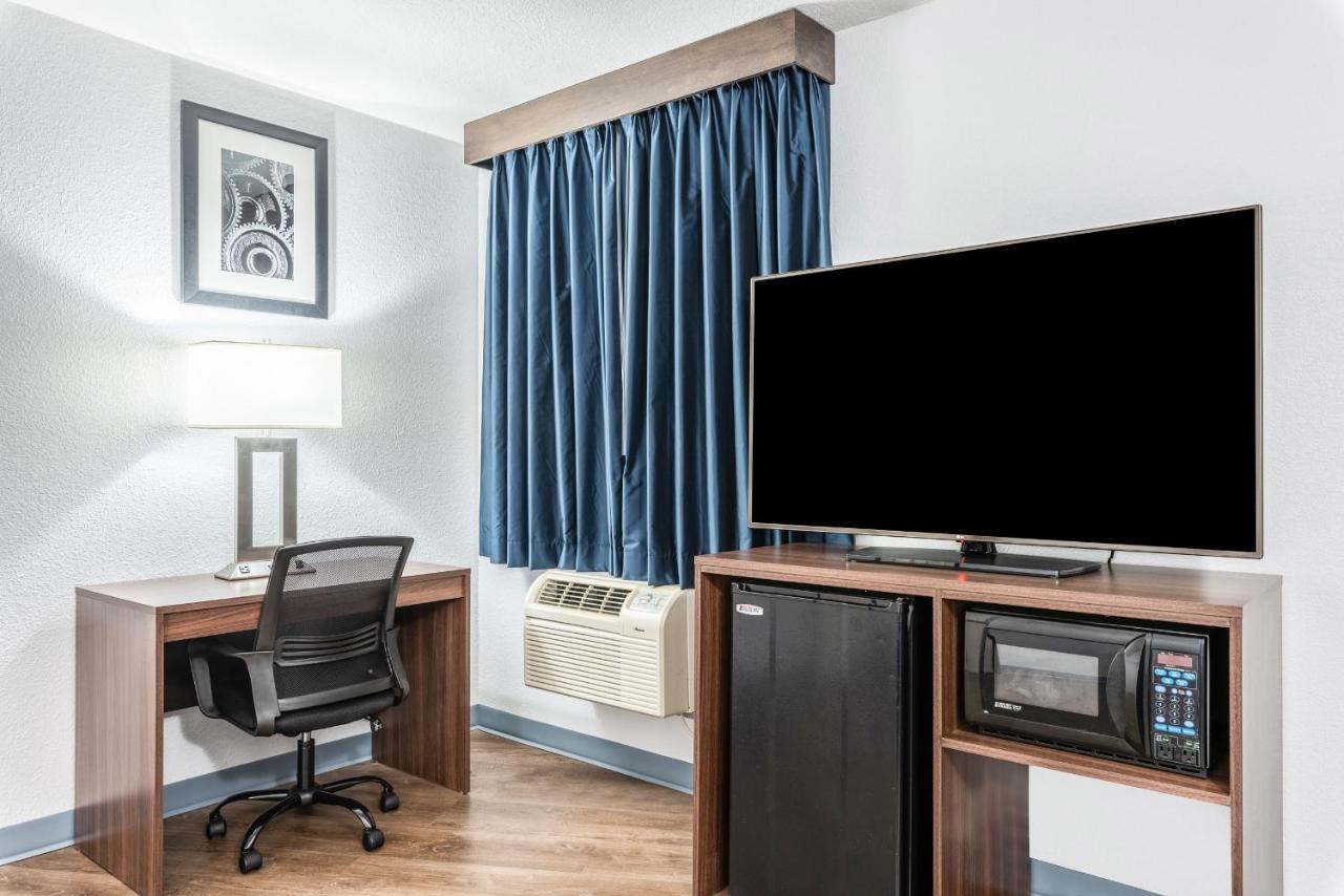 Standard Queen Room - Disability Access - Non-Smoking at Americas Best Value Inn Searcy