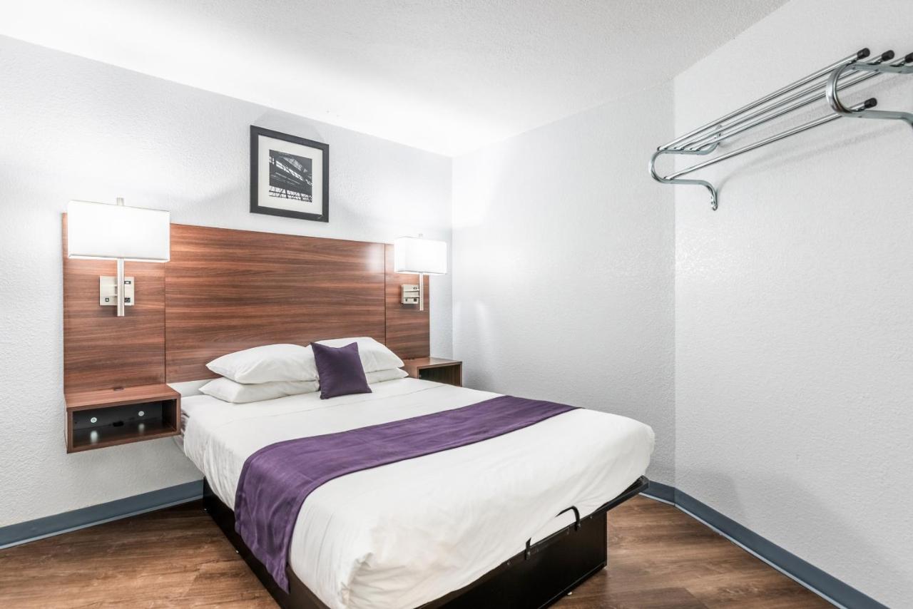 Standard Queen Room - Disability Access - Non-Smoking at Americas Best Value Inn Searcy