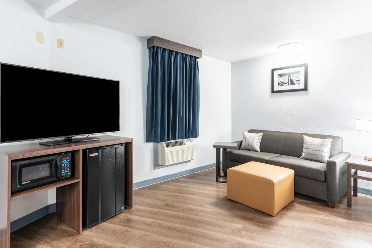 Deluxe Business Queen Room - Non Smoking at Americas Best Value Inn Searcy