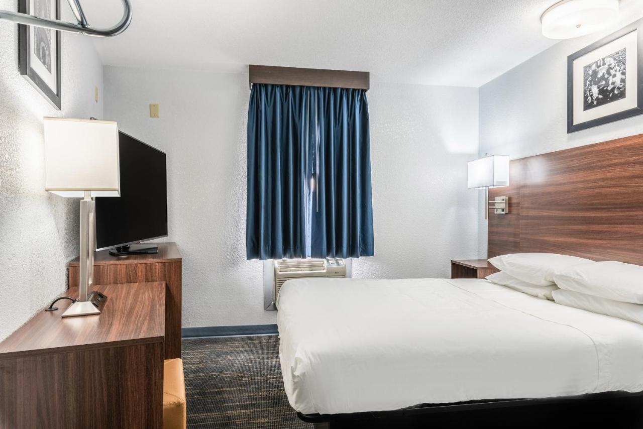 Deluxe Queen Room at Americas Best Value Inn Searcy