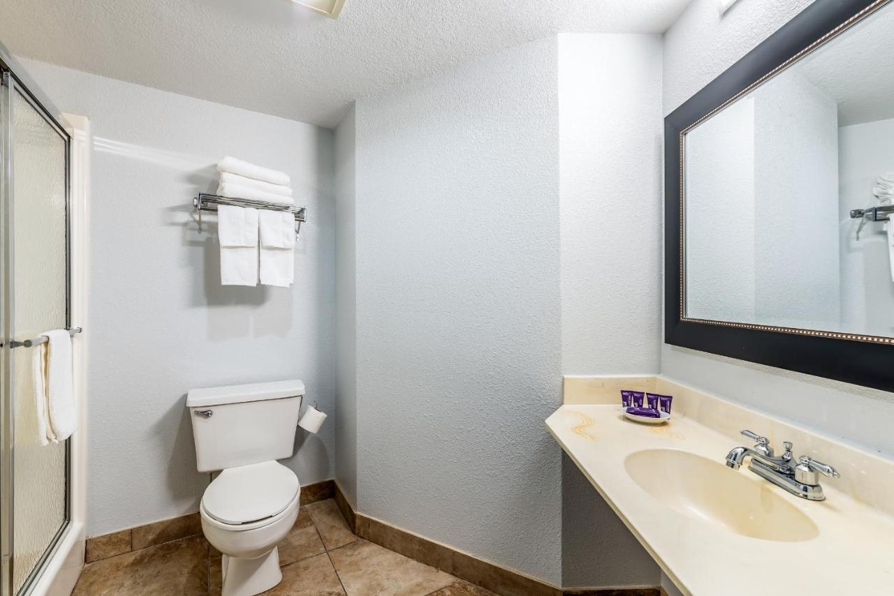 Deluxe Business Queen Room - Non Smoking at Americas Best Value Inn Searcy