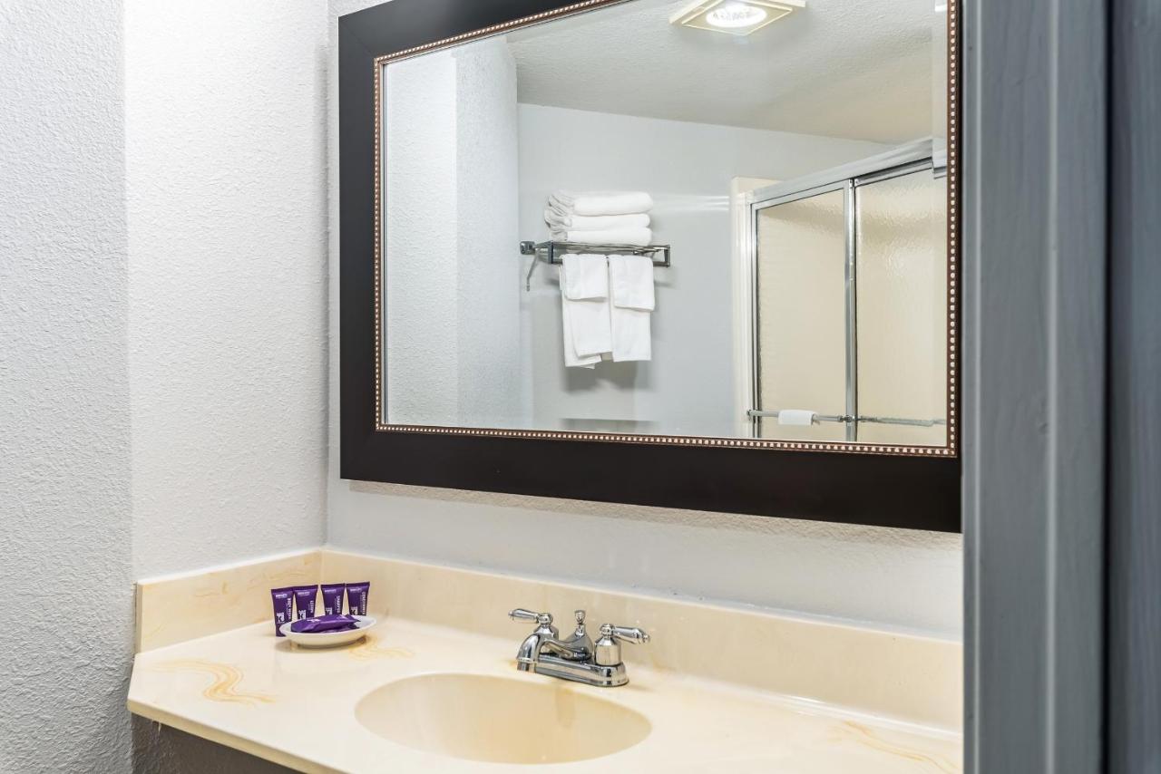 Deluxe Business Queen Room - Non Smoking at Americas Best Value Inn Searcy
