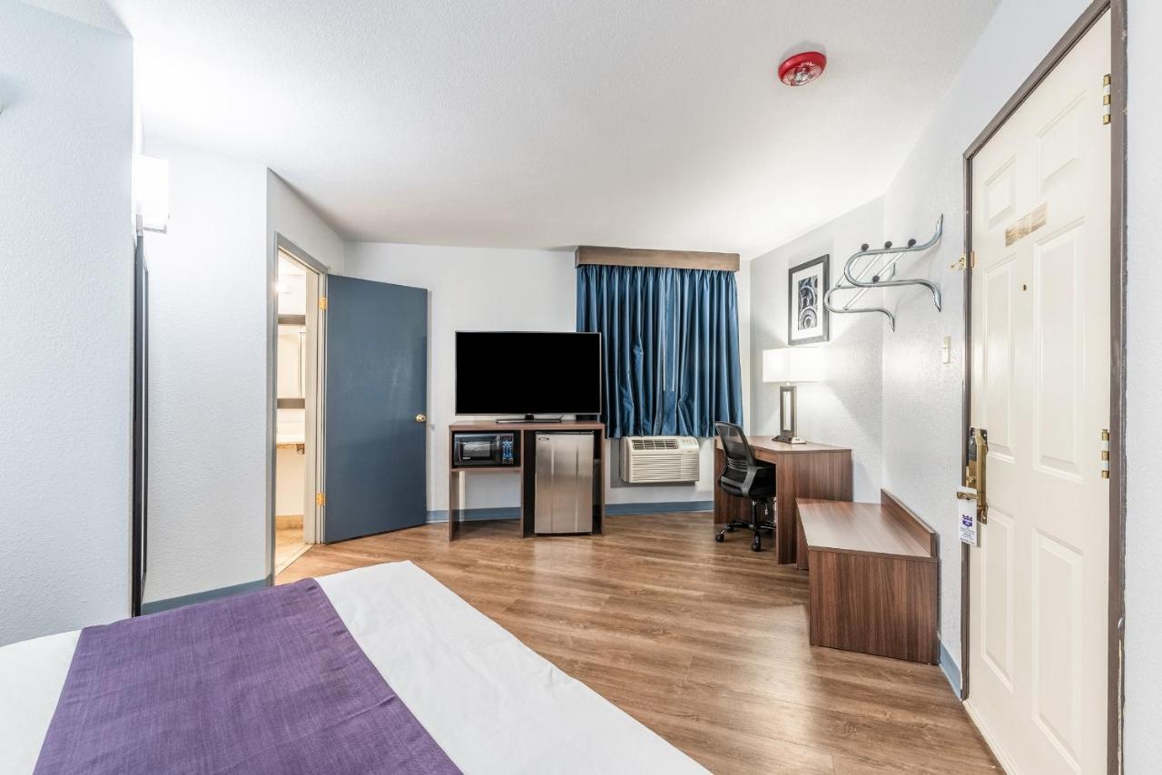 Deluxe Business Queen Room - Non Smoking at Americas Best Value Inn Searcy