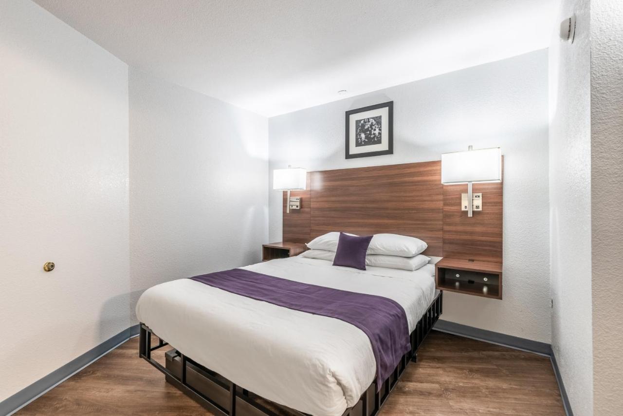 Deluxe Business Queen Room - Non Smoking at Americas Best Value Inn Searcy