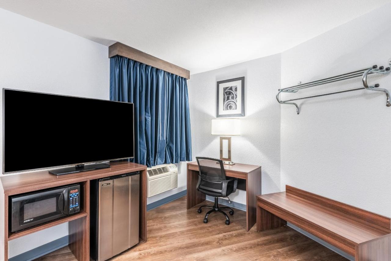 Deluxe Business Queen Room - Non Smoking at Americas Best Value Inn Searcy
