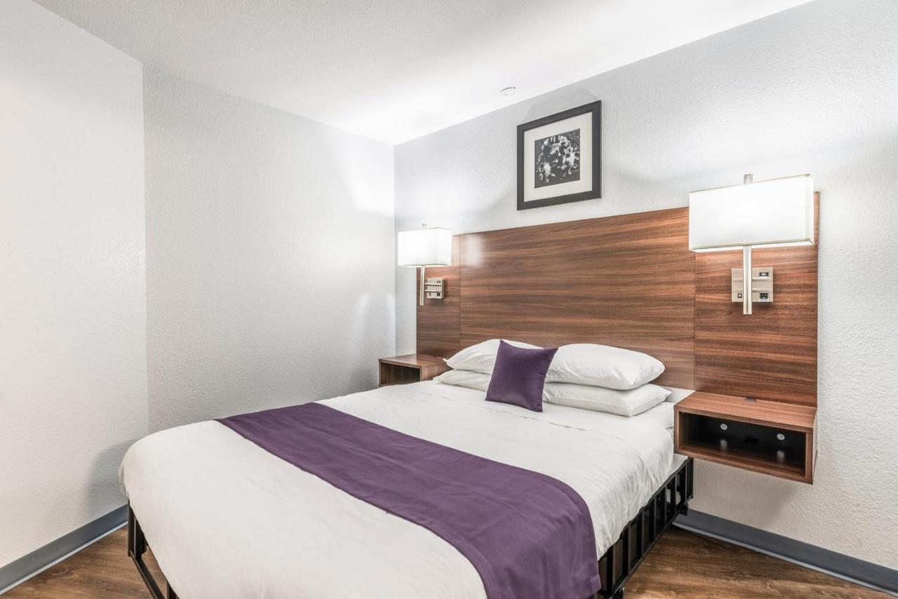 Deluxe Business Queen Room - Non Smoking at Americas Best Value Inn Searcy