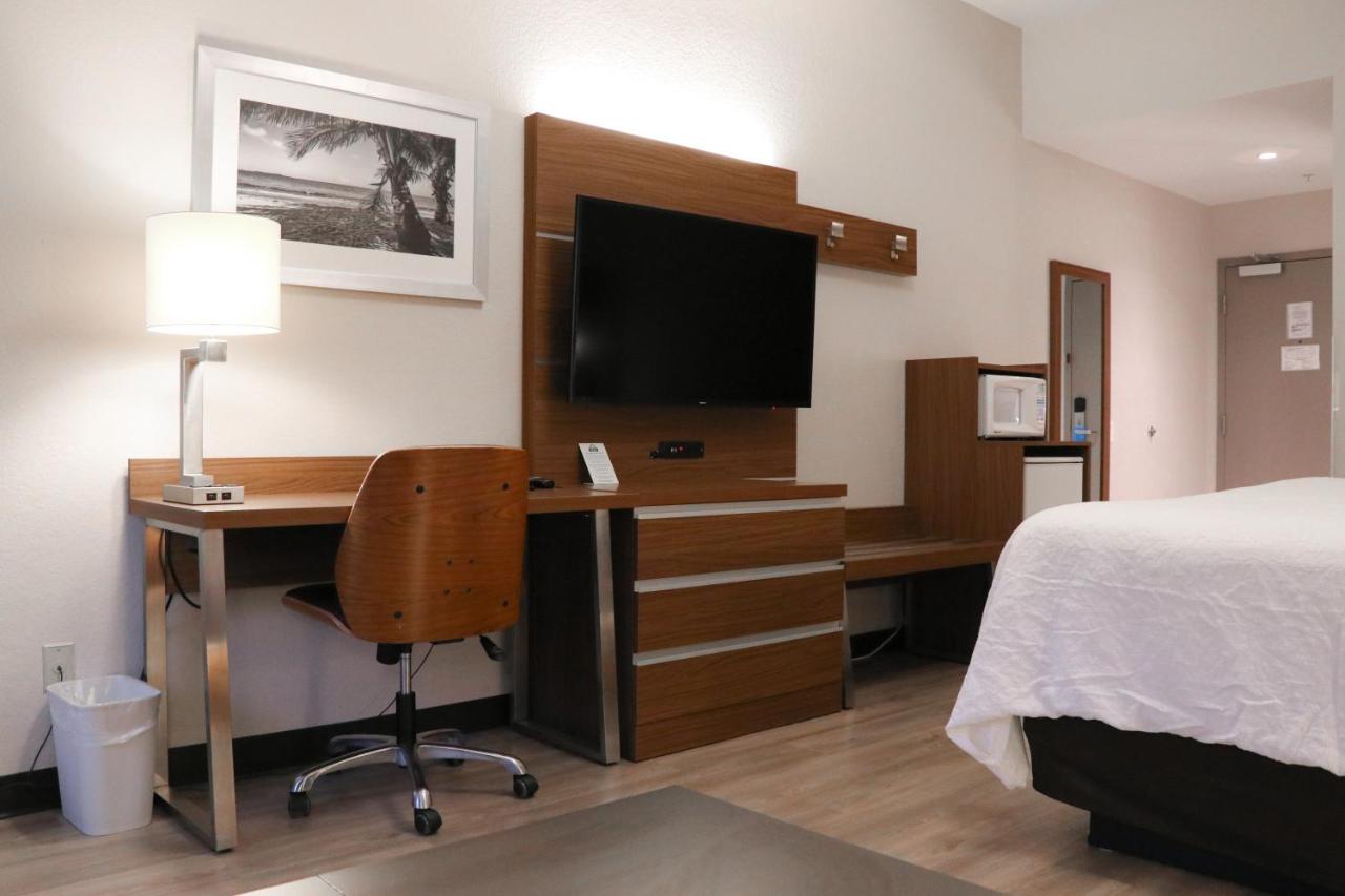 King Room Disability Access Non-Smoking at Days Inn & Suites by Wyndham Fort Myers Near JetBlue Park