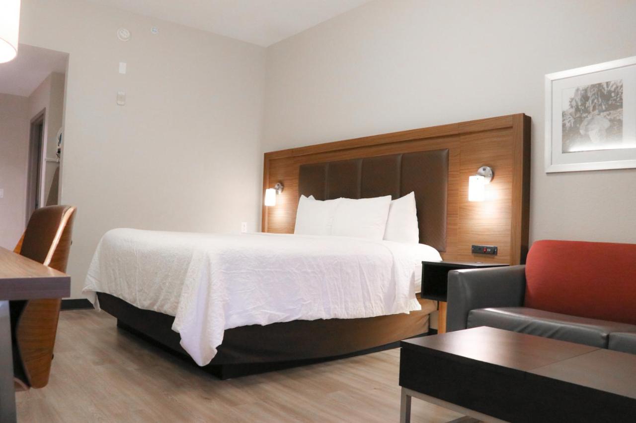 King Room Disability Access Non-Smoking at Days Inn & Suites by Wyndham Fort Myers Near JetBlue Park