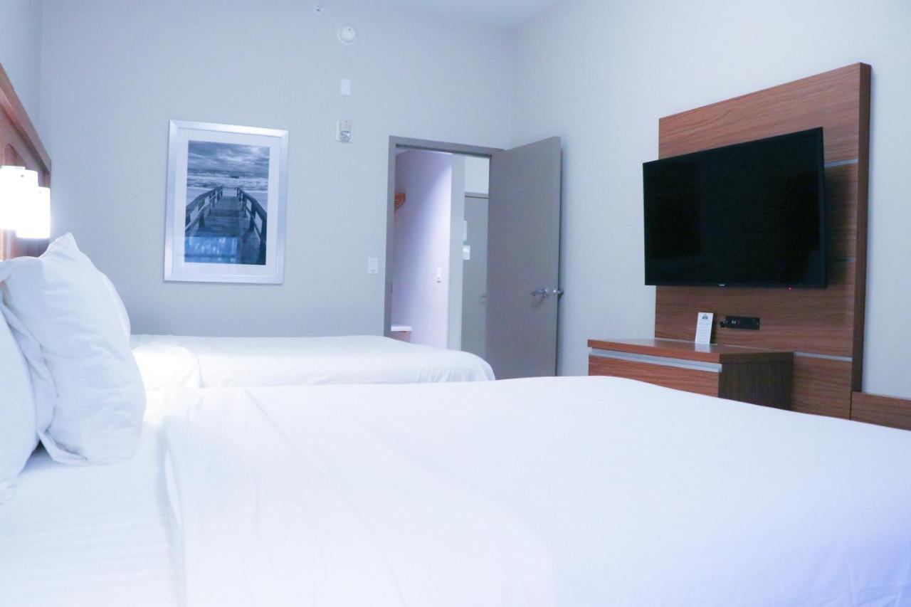 Queen Room with 2 Queen Beds, One-Bedroom Suite Non-Smoking at Days Inn & Suites by Wyndham Fort Myers Near JetBlue Park