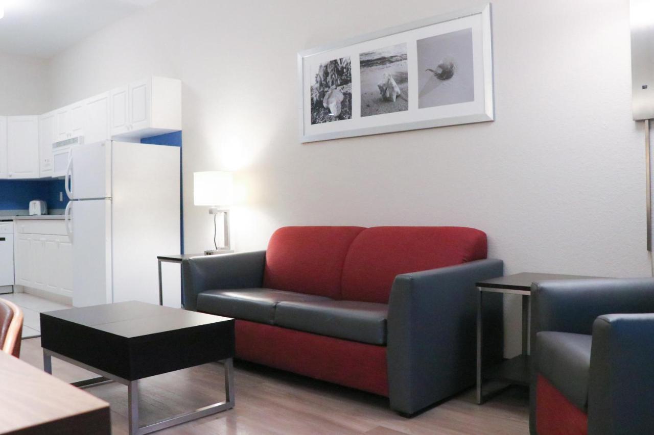 Queen Room with 2 Queen Beds, One-Bedroom Suite Non-Smoking at Days Inn & Suites by Wyndham Fort Myers Near JetBlue Park