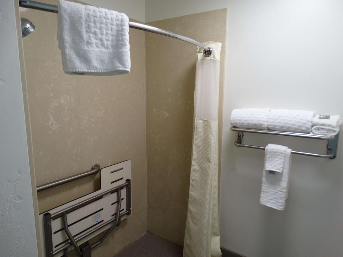 Queen Room with Two Queen Beds and Roll-In Shower - Disability Access at Best Western Duchesne Inn