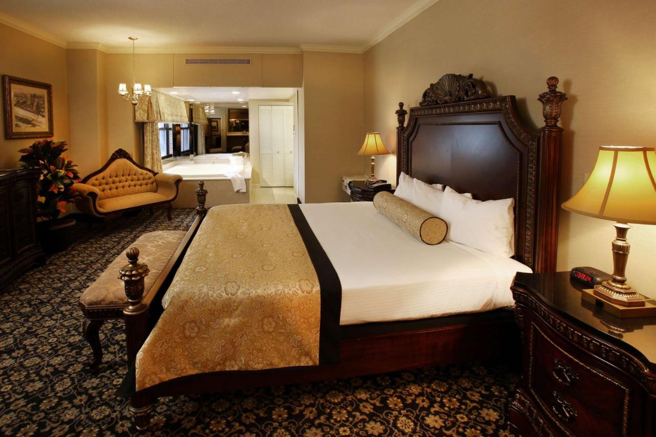 Gatsby King Room with Whirlpool at The Claridge Hotel