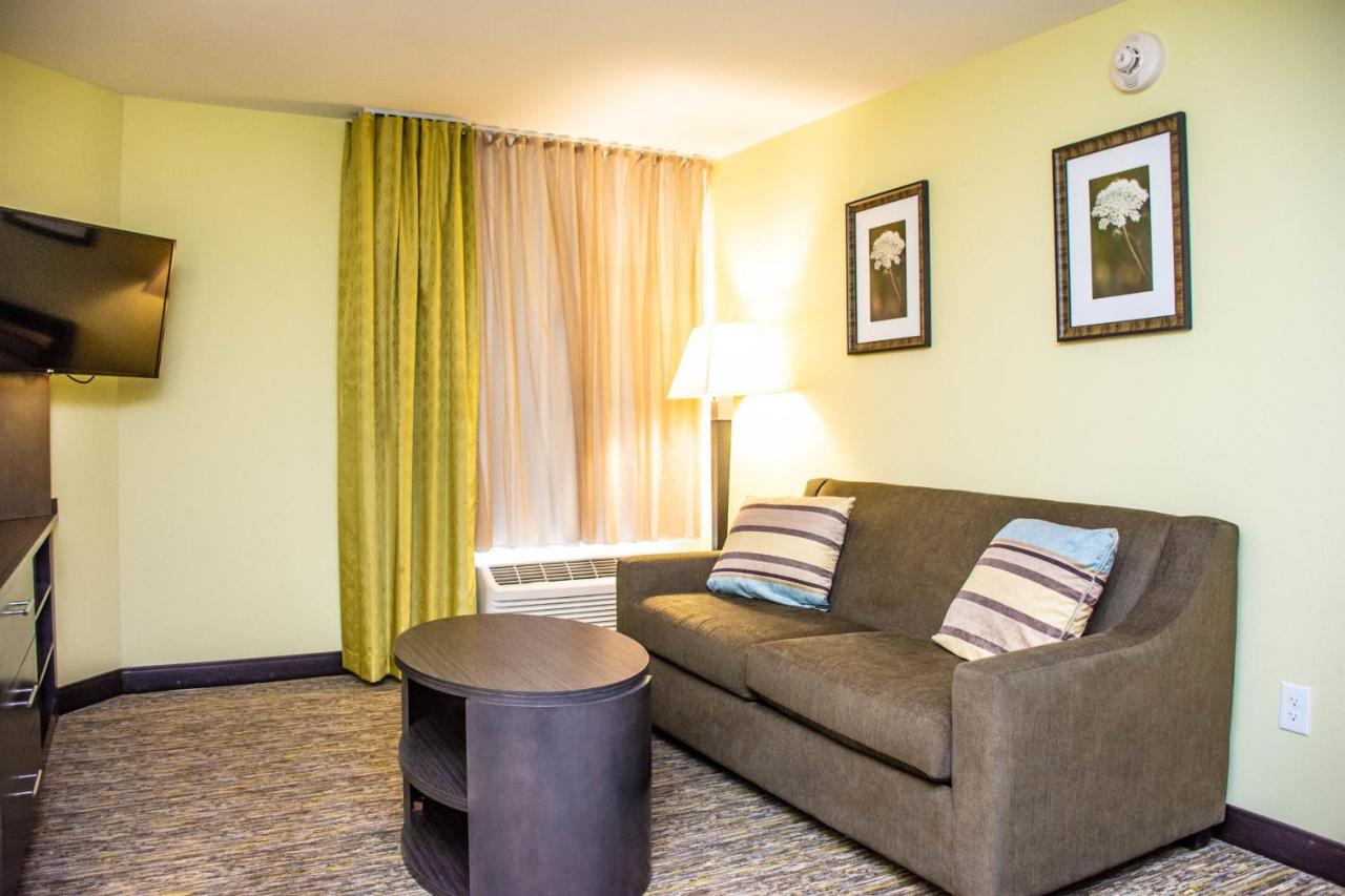 One-Bedroom King Room with Mobility Accessible Tub - Non-Smoking at Candlewood Suites : Overland Park - W 135th St by IHG