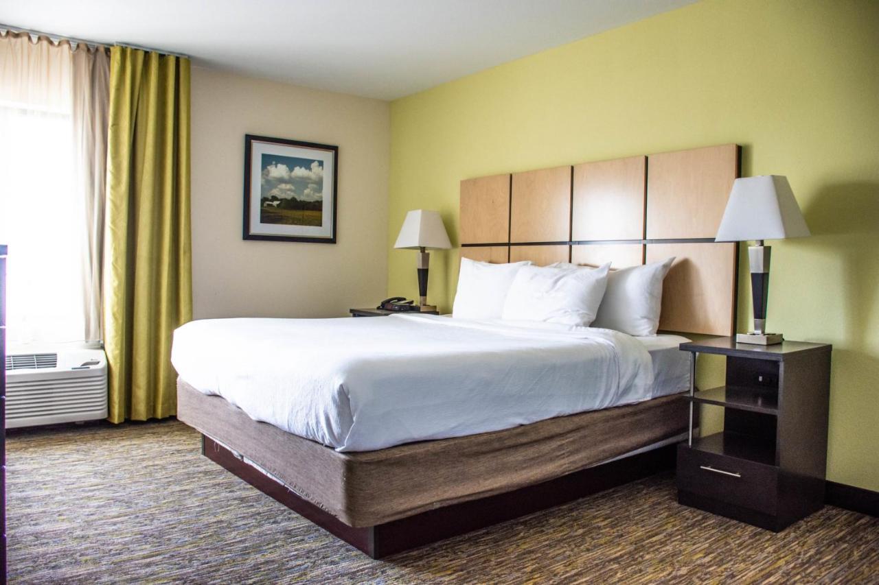 One-Bedroom King Room with Mobility Accessible Tub - Non-Smoking at Candlewood Suites : Overland Park - W 135th St by IHG