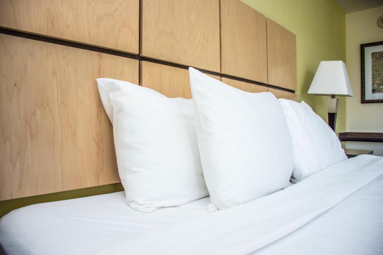 One-Bedroom King Room with Mobility Accessible Tub - Non-Smoking at Candlewood Suites : Overland Park - W 135th St by IHG