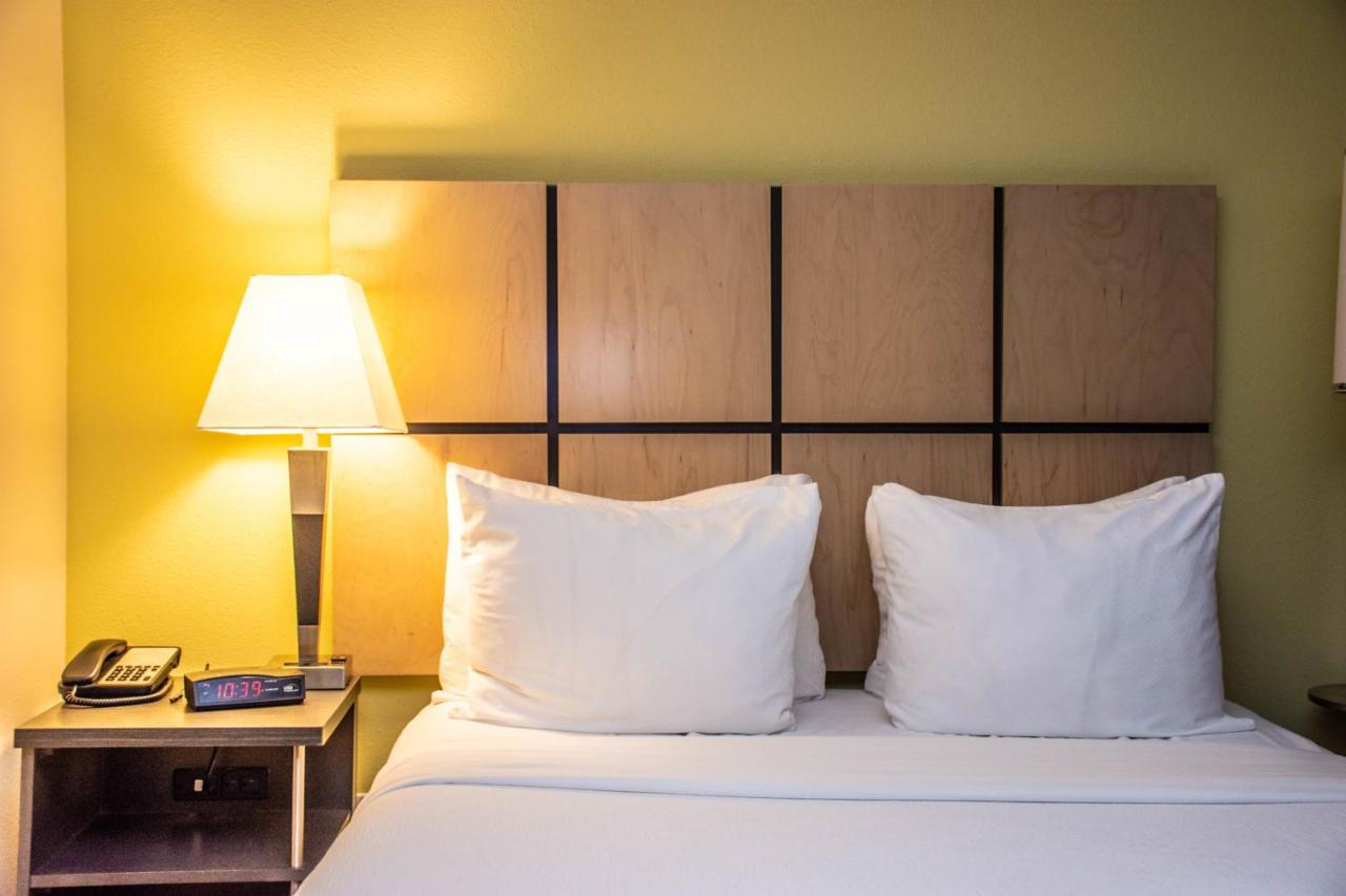 Queen Studio Suite - Hearing Accesible/ Non-Smoking at Candlewood Suites : Overland Park - W 135th St by IHG