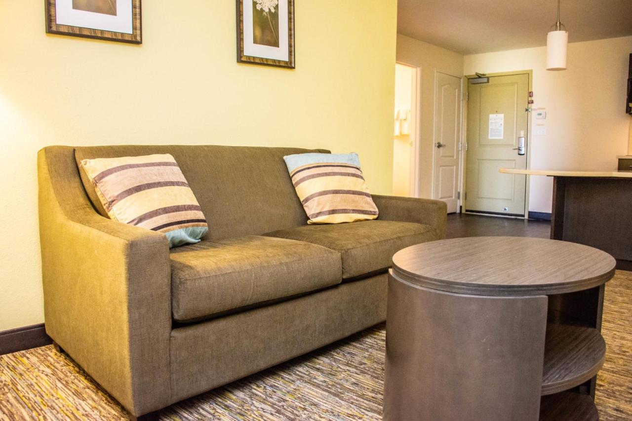 One-Bedroom Suite One King Bed Non-Smoking at Candlewood Suites : Overland Park - W 135th St by IHG