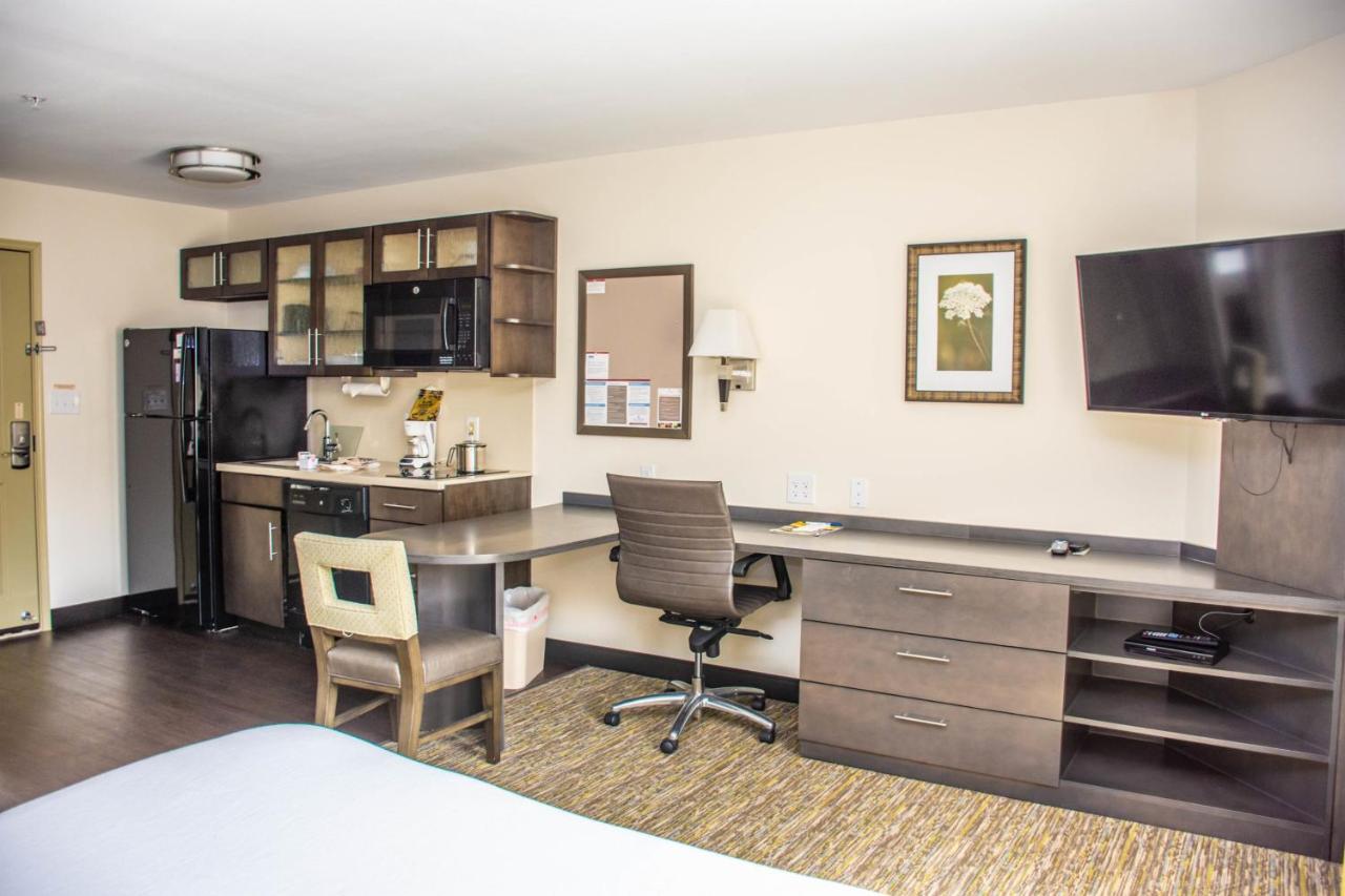 Queen Studio Suite - Hearing Accesible/ Non-Smoking at Candlewood Suites : Overland Park - W 135th St by IHG