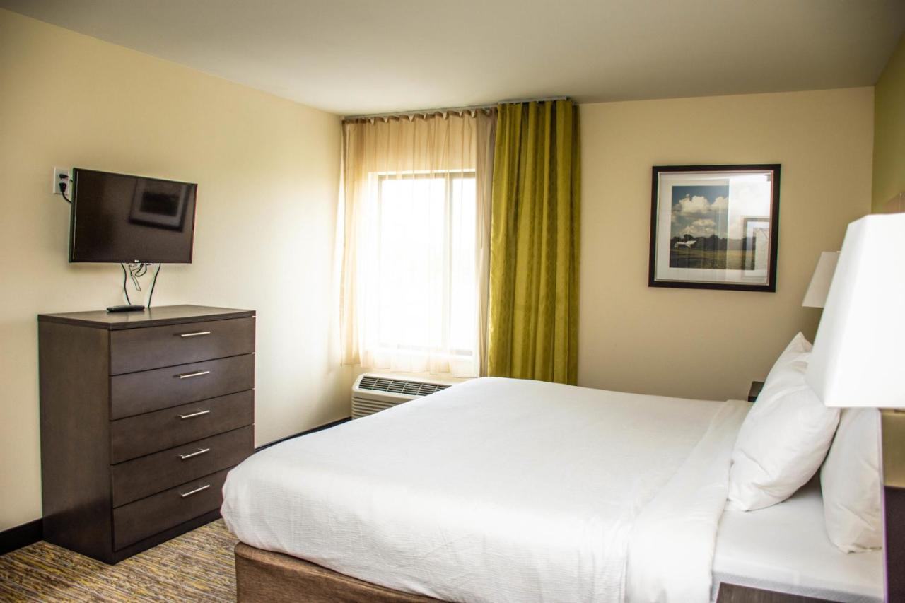 One-Bedroom King Room with Mobility Accessible Tub - Non-Smoking at Candlewood Suites : Overland Park - W 135th St by IHG