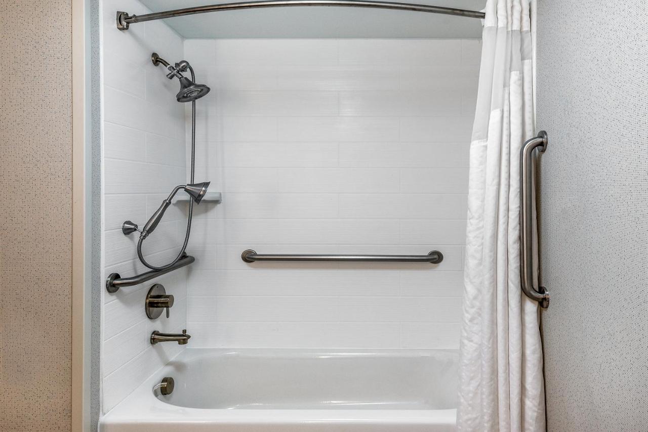Queen Room with Mobility Accessible Tub - Non-Smoking at Holiday Inn Express Chapel Hill by IHG