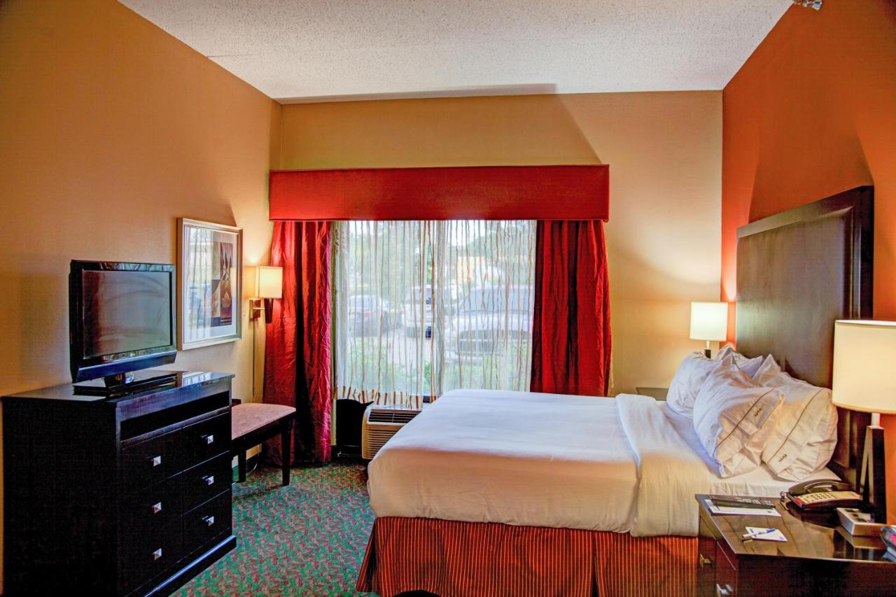 King Room at Country Inn & Suites by Radisson, Tyler University Area