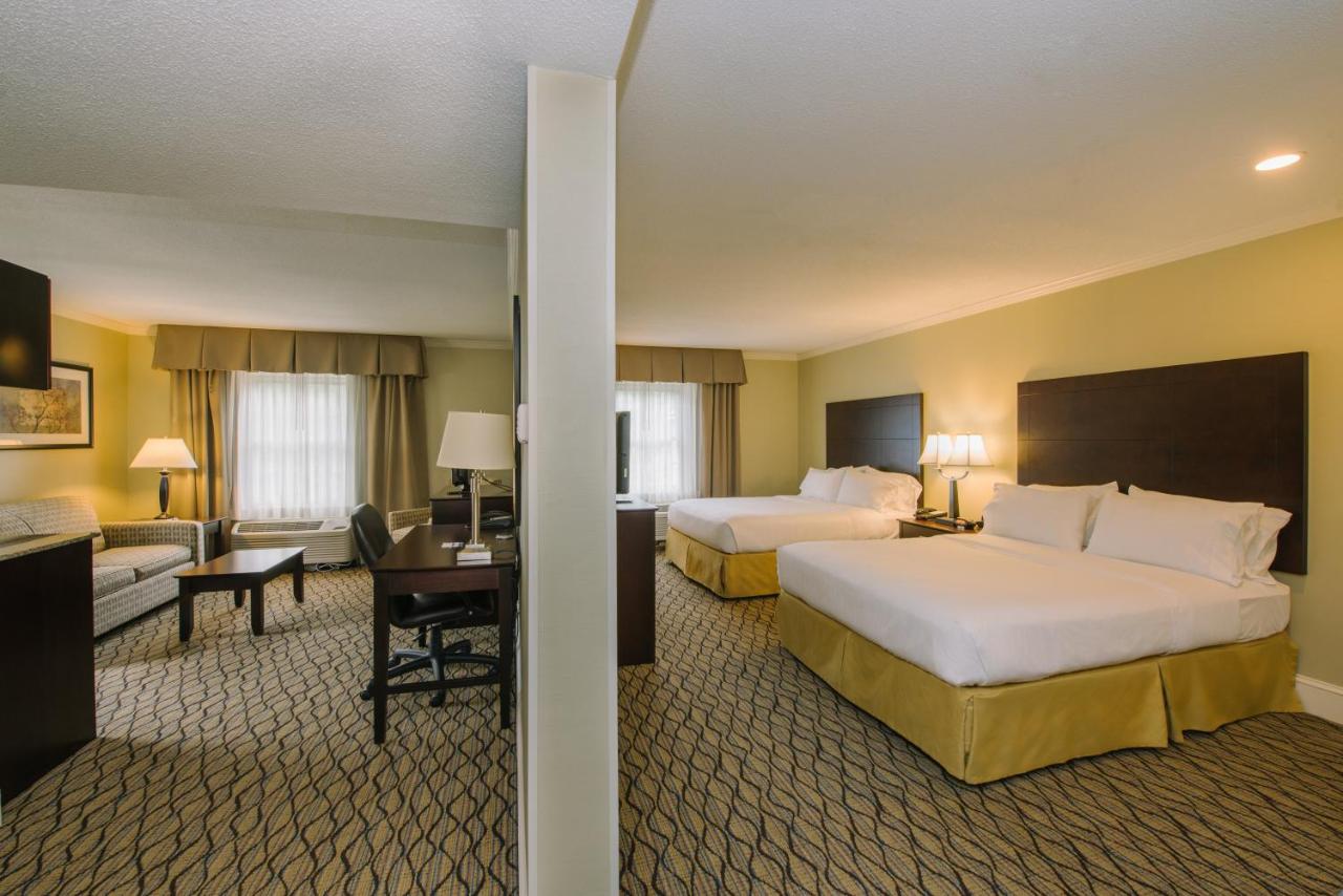 Suite with Mobility Accessible Tub - Non-Smoking at Holiday Inn Express & Suites Merrimack – Nashua by IHG