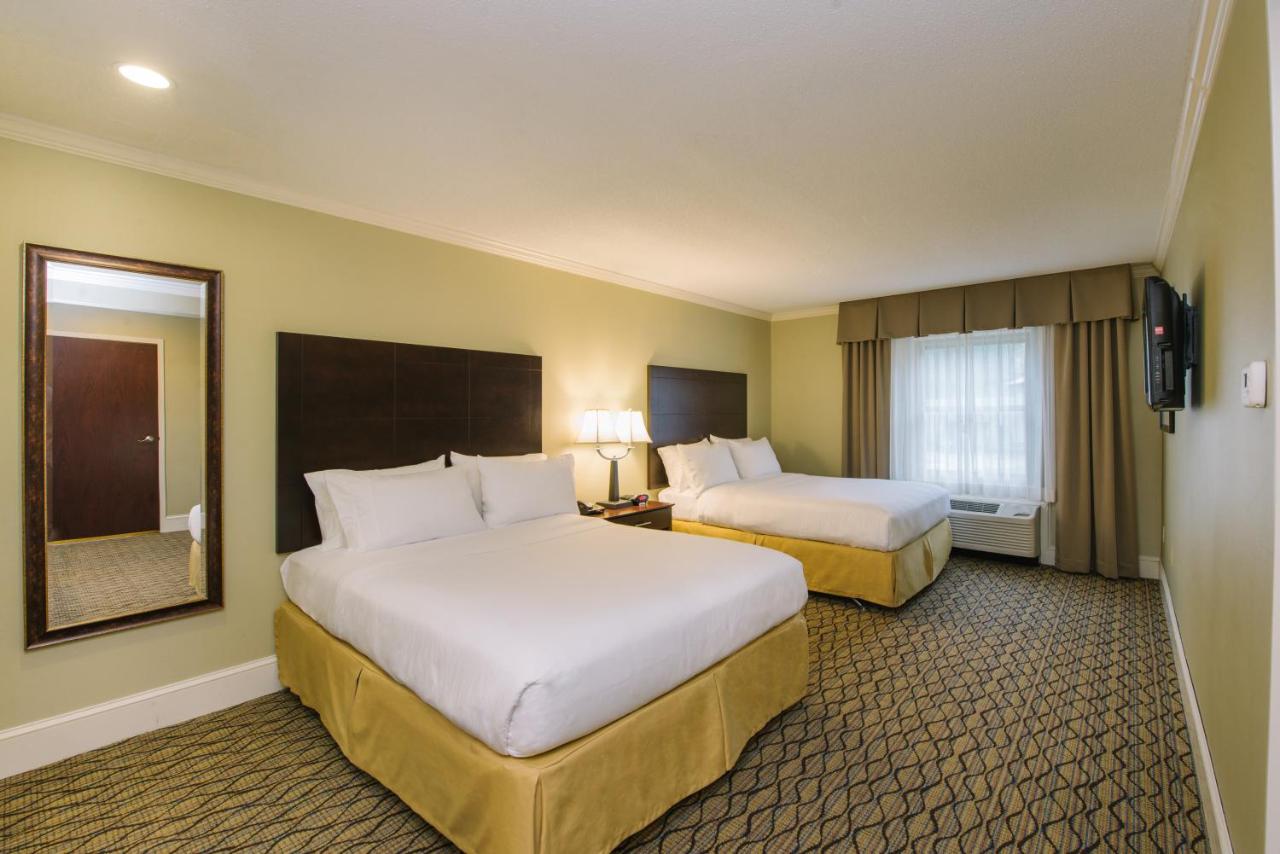 Suite with Mobility Accessible Tub - Non-Smoking at Holiday Inn Express & Suites Merrimack – Nashua by IHG