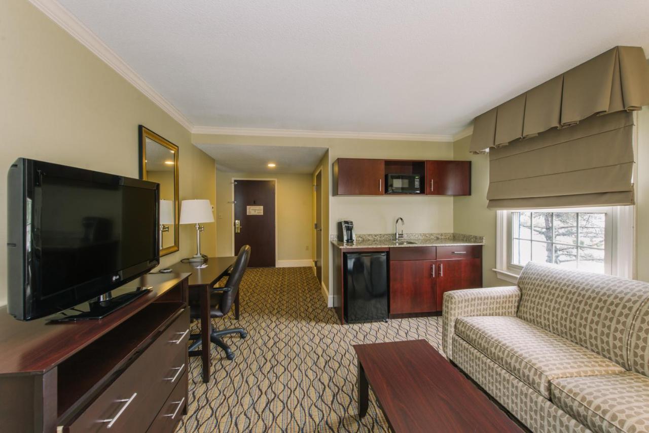 Suite with Mobility Accessible Tub - Non-Smoking at Holiday Inn Express & Suites Merrimack – Nashua by IHG
