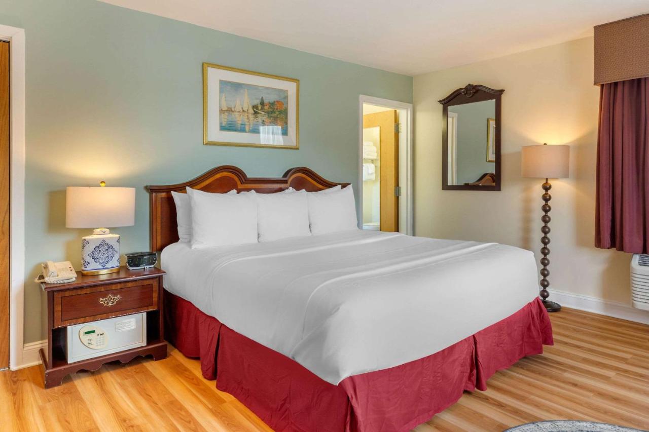 King Room - Non-Smoking at The Carriage House Inn Newport