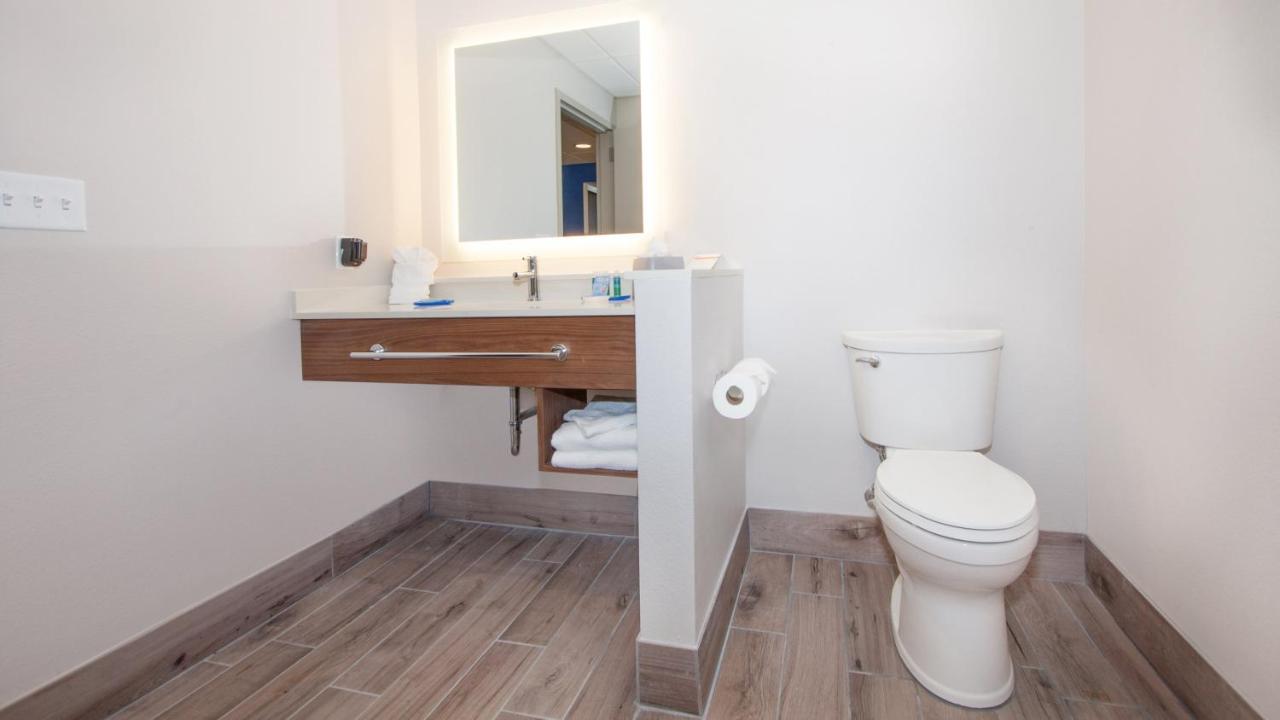 Queen Room with Two Queen Beds - Gulf Front at Holiday Inn Express & Suites Panama City Beach - Beachfront by IHG