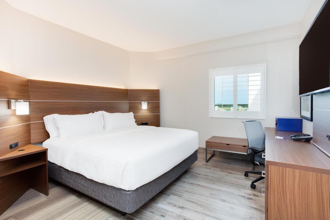 King Suite with Bath Tub Inland View- Hearing Accessible at Holiday Inn Express & Suites Panama City Beach - Beachfront by IHG