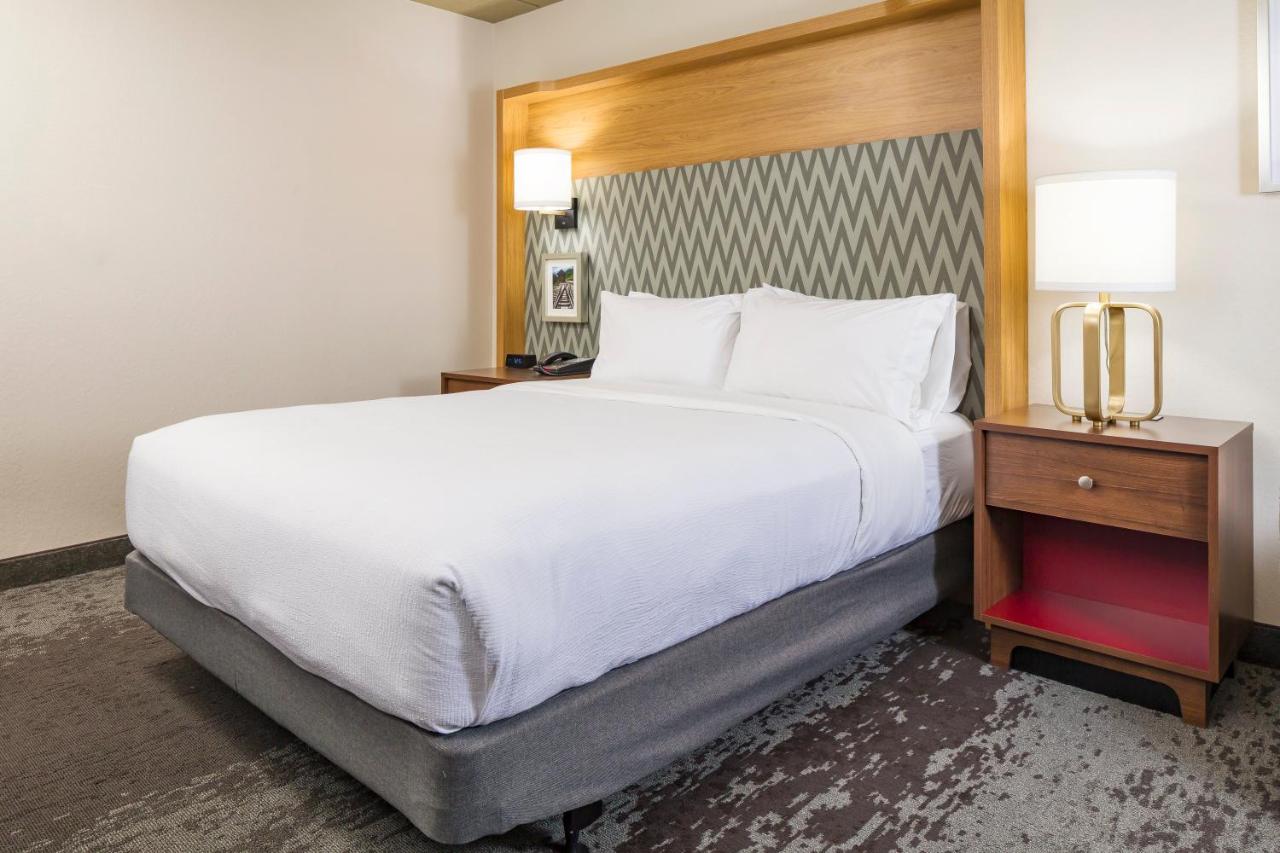 Double Room with Hearing Accessible Roll-In Shower at Holiday Inn Salem - I-93 at Exit 2, an IHG Hotel