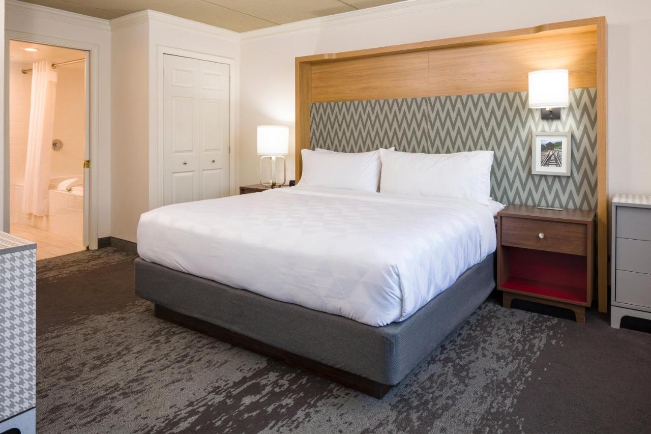 King Room with Mobility Accessible Tub at Holiday Inn Salem - I-93 at Exit 2, an IHG Hotel